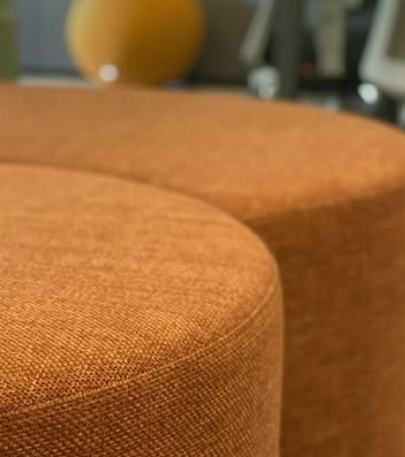 Área de convivência com puffs laranja